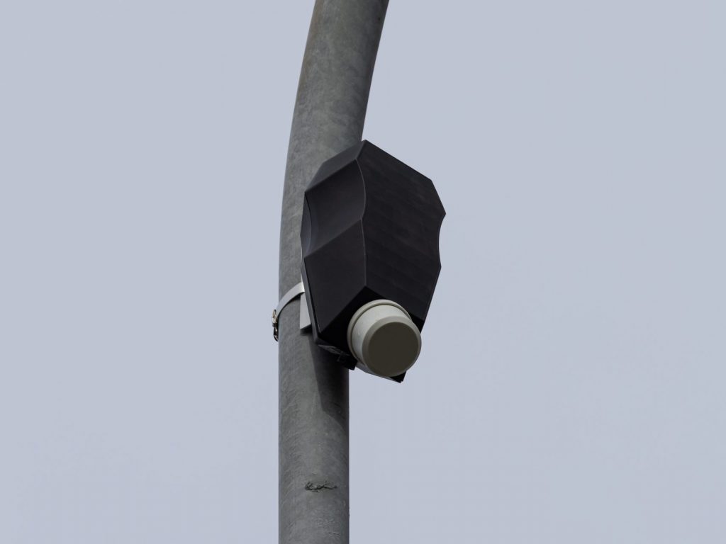 Verkehrsvolumenzähler an Straßenlaternenmast monitiert.